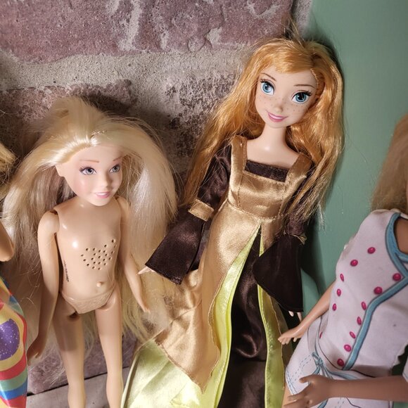 6 Barbie dolls in different outfits - Picture 3 of 7